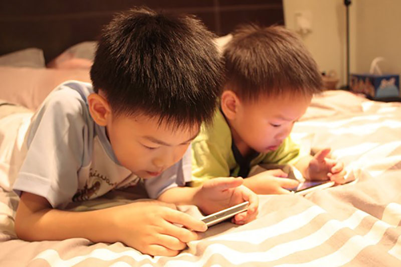 TRẺ NGHIỆN MÀN HÌNH: NỖI LO CỦA MẸ BỈM THỜI ĐẠI SỐ VÀ GIẢI PHÁP